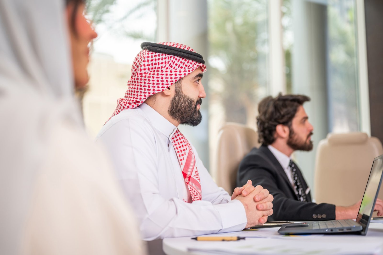 فريق مهني يناقش مسار التطور المهني والاعتماد