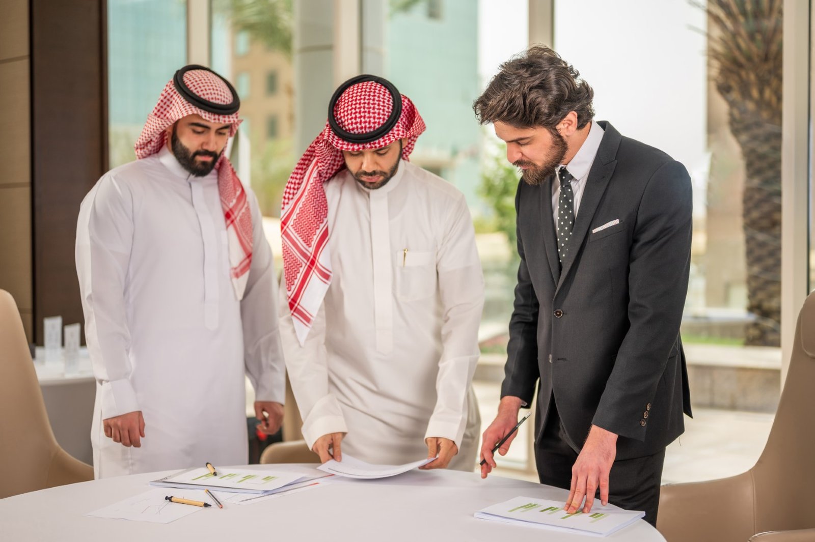 فريق أعمال في بيئة مهنية سعودية
